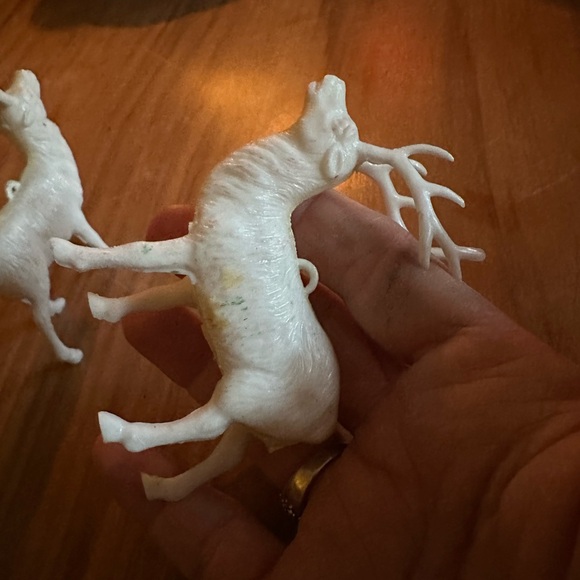 Vintage White Reindeer Figurines 3” tall set of 2. - Picture 4 of 7